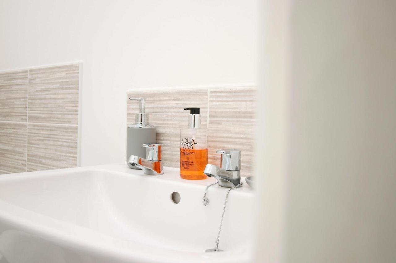 Beachview By Mia Living Close To Beach, Free Parking, Modern 2 Bedroom Apartment Barry Eksteriør bilde